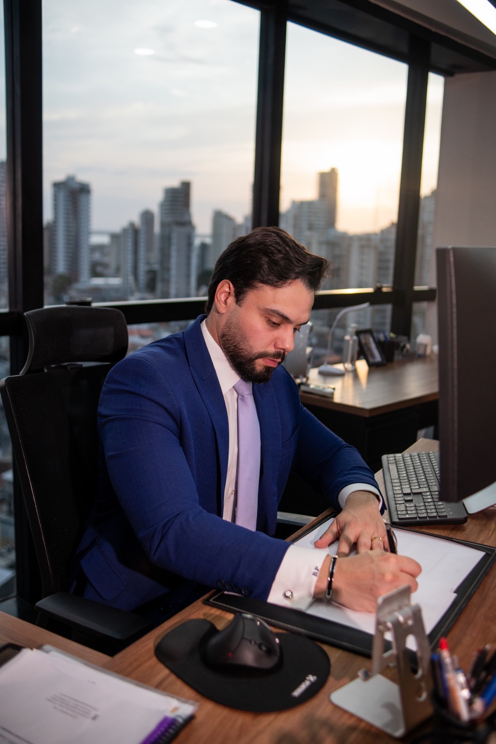 Dr. Bruno Pinheiro analisando documentos no escritório NPL, em Belém